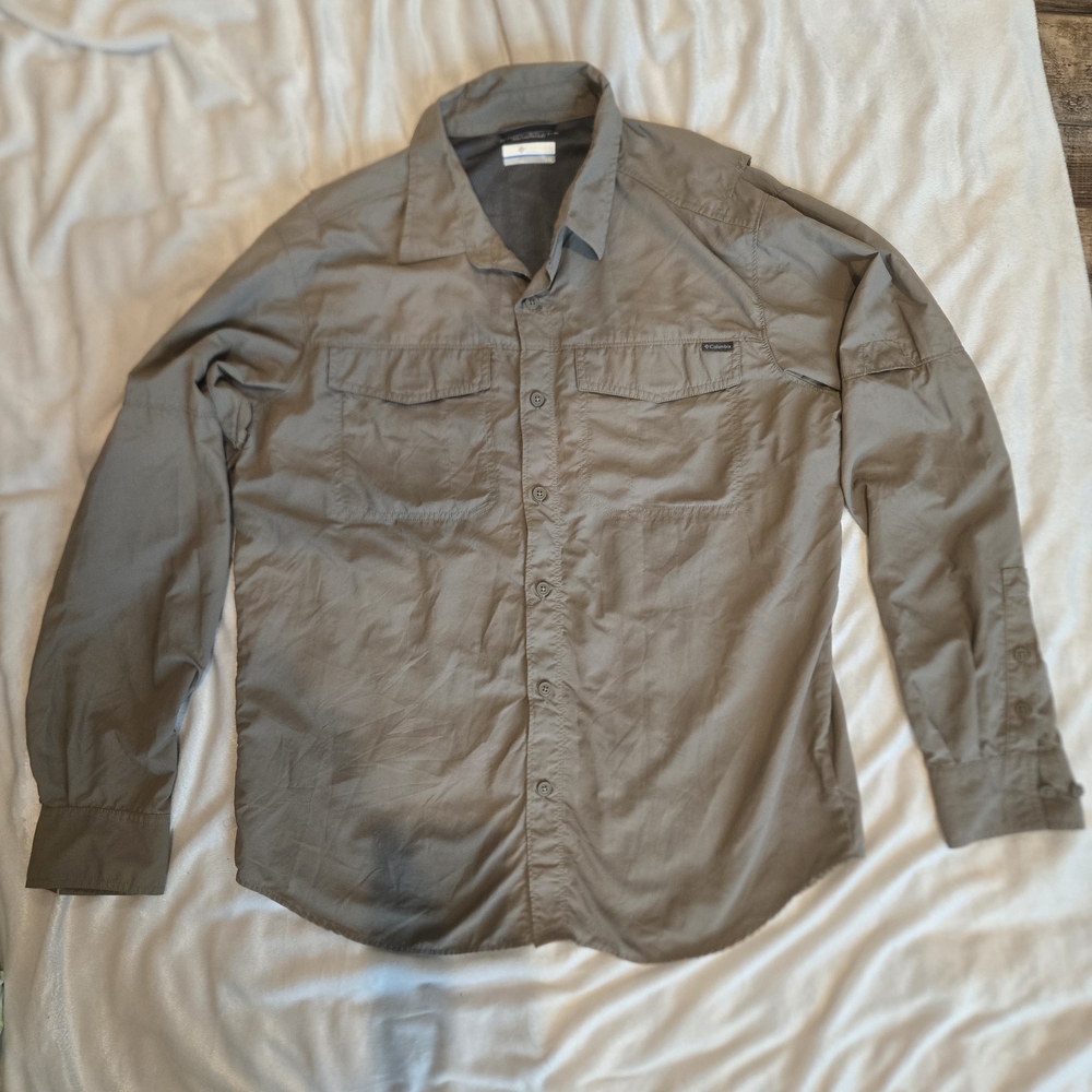 Columbia Mens Tan Omni-Shade Shirt, Light Weight. Green Color. Large